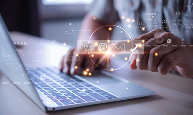 Mano che interagisce con un'interfaccia digitale di comunicazione su computer portatile