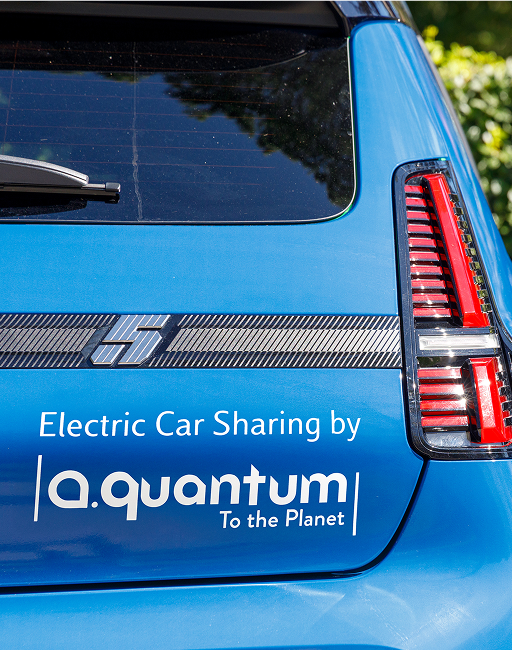 Dettaglio della parte posteriore di un'auto elettrica con il logo a.Quantum utilizzata nel progetto di Car Sharing